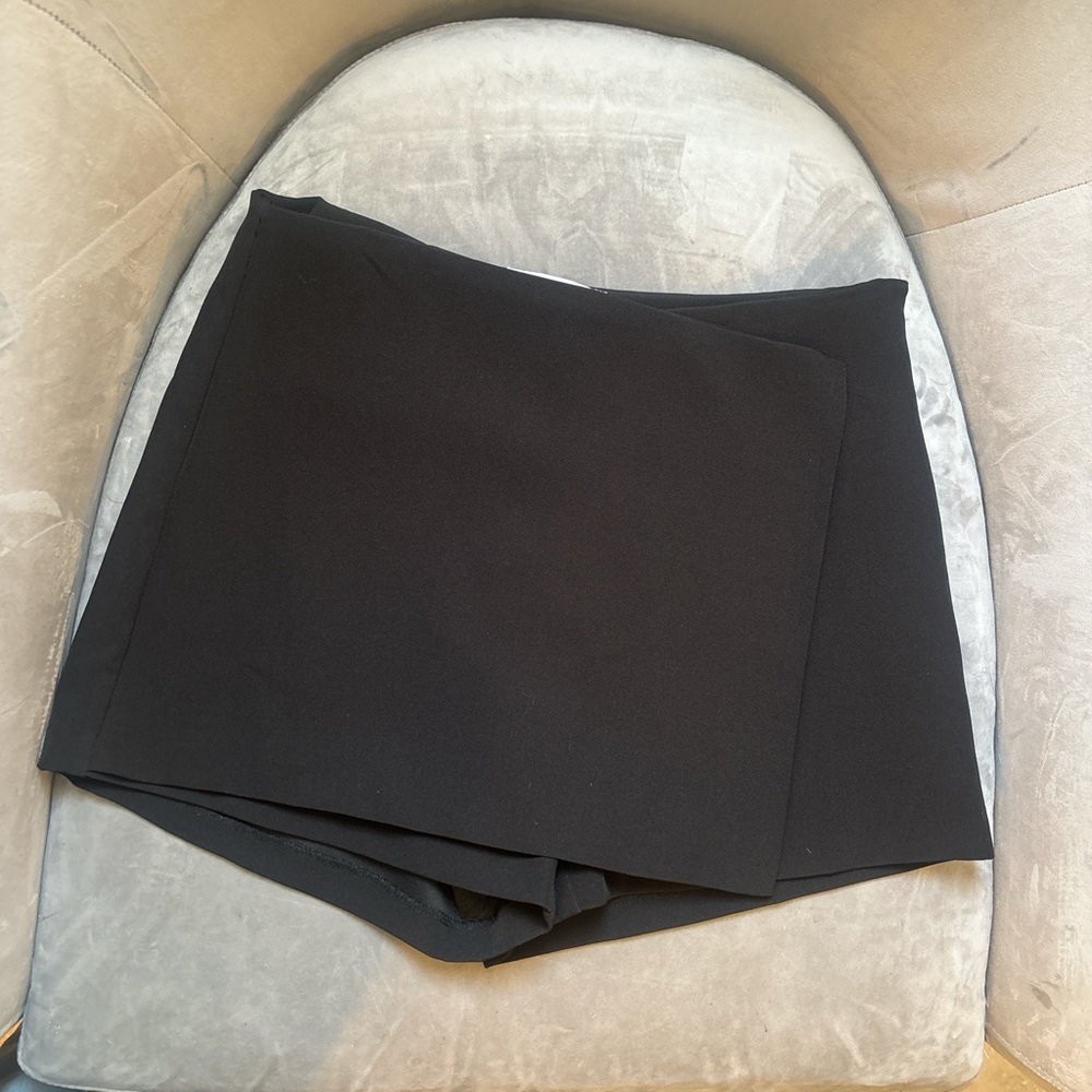 Olivaceous Elegant Black Skort